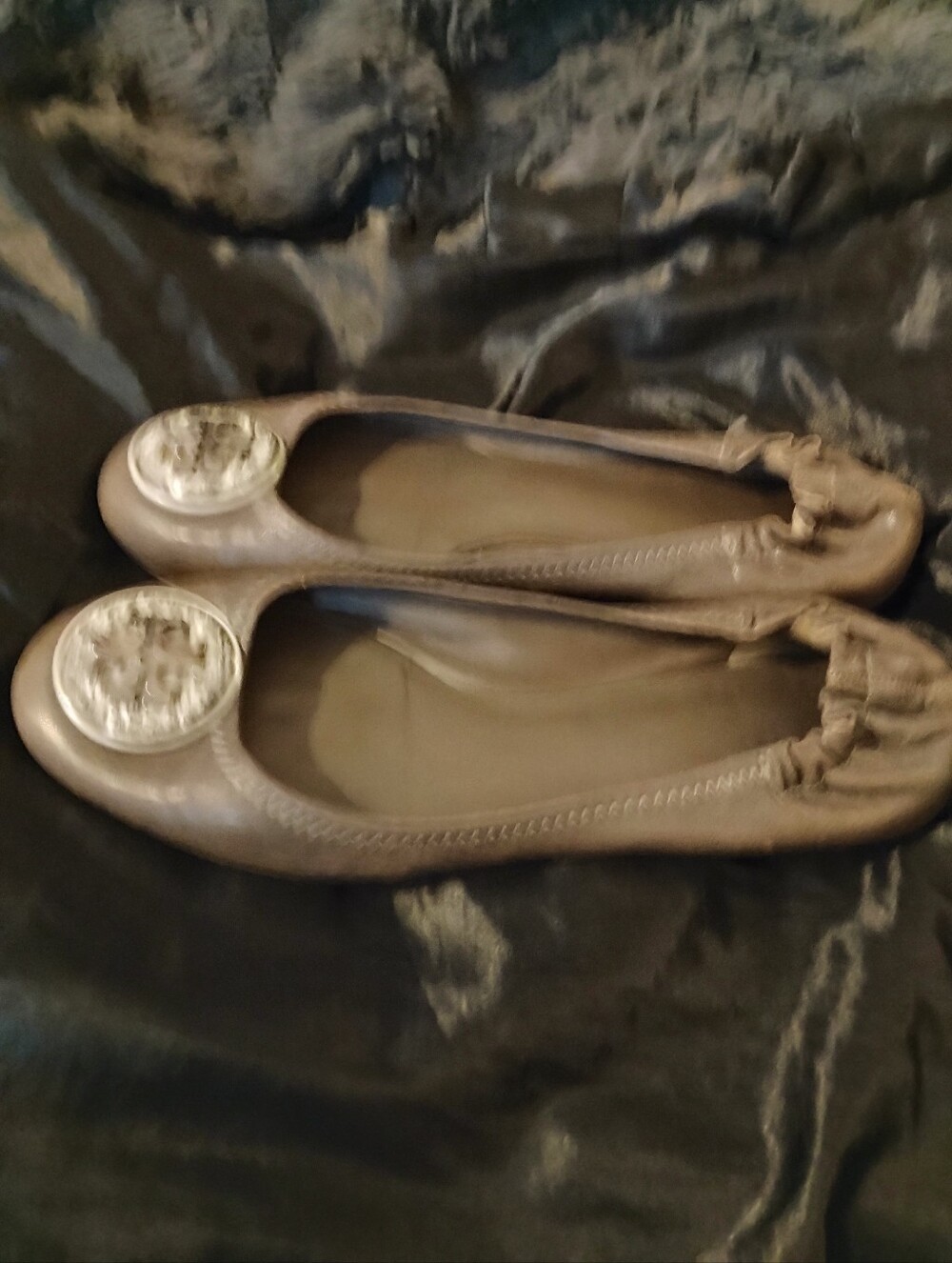 Women's Like New Grayish Beige Tory Burch Ballet Flats With Emblem U.S. Size 9 - Picture 3 of 6